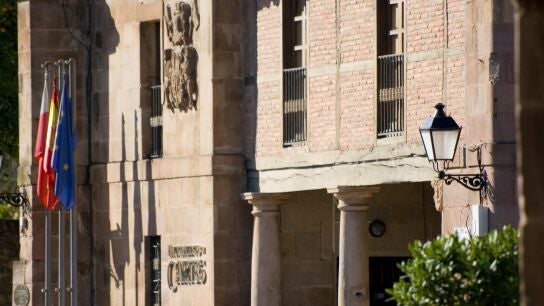 Fachada del Ayuntamiento de Cartes, Cantabria.