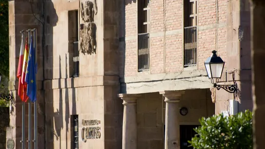 Fachada del Ayuntamiento de Cartes, Cantabria. Fachada del Ayuntamiento de Cartes, Cantabria.