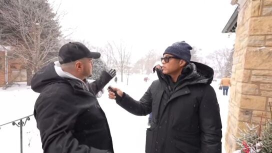 Captura de video tomado de la cuenta en YouTube @TheDonLemonShow del periodista Don Lemon, expresentador estrella de la cadena CNN, de Lemon (d) durante la cobertura de una protesta en una iglesia de Saint Paul, en Minnesota.