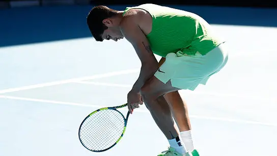 Duro de ver: Carlos Alcaraz vomita durante las semifinales del Open de Australia ante Zverev Duro de ver: Carlos Alcaraz vomita durante las semifinales del Open de Australia ante Zverev