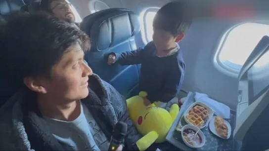 Imagen de Liam Ramos volviendo a casa con su peluche de Pikachu y su padre Imagen de Liam Ramos volviendo a casa con su peluche de Pikachu y su padre