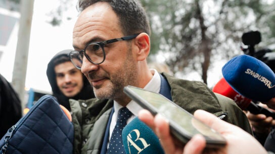 El secretario de Estado de Telecomunicaciones e Infraestructuras Digitales, Antonio Hernando, a su llegada a los juzgados de Plaza de Castilla, a 2 de febrero de 2026, en Madrid (Espa&ntilde;a).