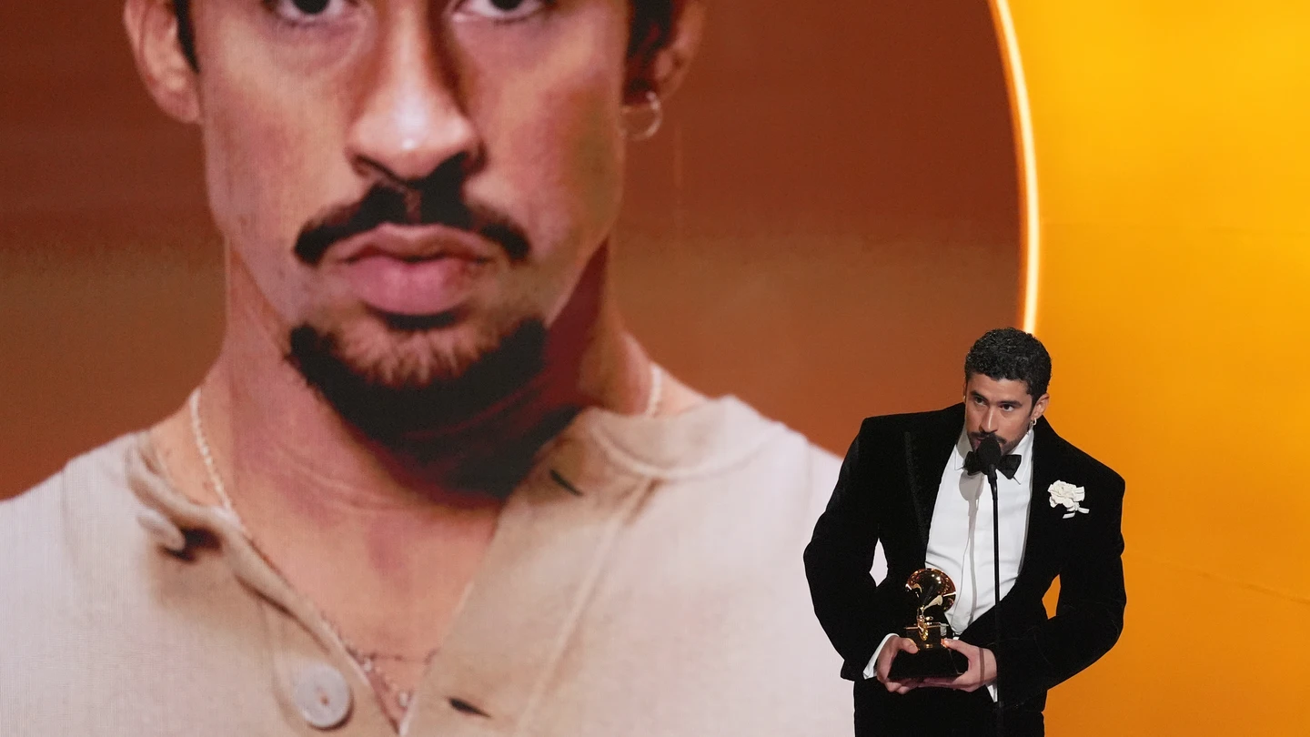 Bad Bunny, durante su discurso tras ganar el Grammy a mejor álbum del año Bad Bunny, durante su discurso tras ganar el Grammy a mejor álbum del año