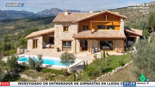 Piscina, bosque privado y un cadáver en el jardín: así es la "encantadora" casa en venta que no logra venderse Piscina, bosque privado y un cadáver en el jardín: así es la "encantadora" casa en venta que no logra venderse
