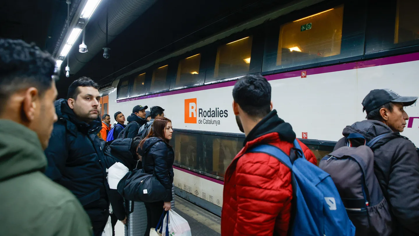 Viajeros cogen un tren en la Estación de Sants Viajeros cogen un tren en la Estación de Sants