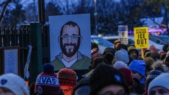 Cientos de personas marchan por las calles de Minneapolis en una vigilia en memoria de Alex Pretti