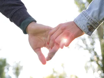 Pareja cogida de la mano Pareja cogida de la mano