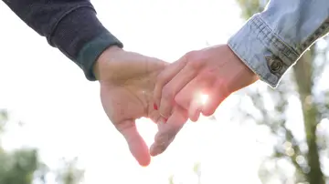 Pareja cogida de la mano Pareja cogida de la mano