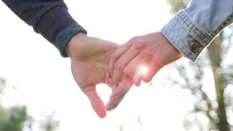 Pareja cogida de la mano