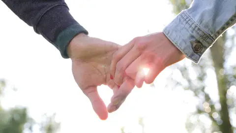 Pareja cogida de la mano Pareja cogida de la mano