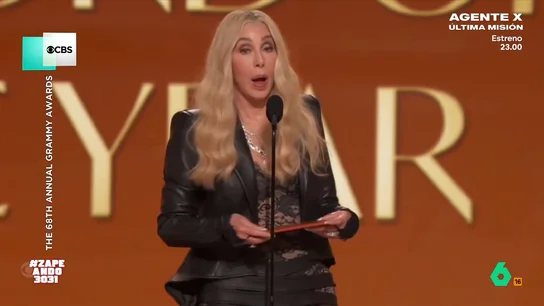 Cher se lía al entregar un Grammy y protagoniza el vídeo más viral de la ceremonia La mítica artista era la encargada de entrega el premio a 'grabación del año'. Cuando abrió el sobre para leer el nombre del ganador se confundió dio como ganador a un cantante fallecido en 2005.