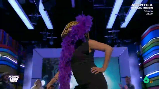 Virginia Riezu se convierte en Lady Gaga y 'mejora' su actuación en los Premios Grammy 2026 La artista sorprendía con una de sus llamativas actuaciones. Lady Gaga escogía un look en el que se incluían plumas, un bastón y un sombrero que cubría su rostro por completo.