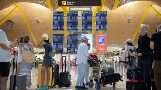 Pasajeros con maletas en el aeropuerto de Madrid-Barajas