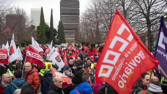 Decenas de personas durante una concentración tras los accidentes de Adamuz y Gelida, frente al Ministerio de Transportes y Movilidad Sostenible, a 3 de febrero de 2026, en Madrid (España). Decenas de personas durante una concentración tras los accidentes de Adamuz y Gelida, frente al Ministerio de Transportes y Movilidad Sostenible, a 3 de febrero de 2026, en Madrid (España).