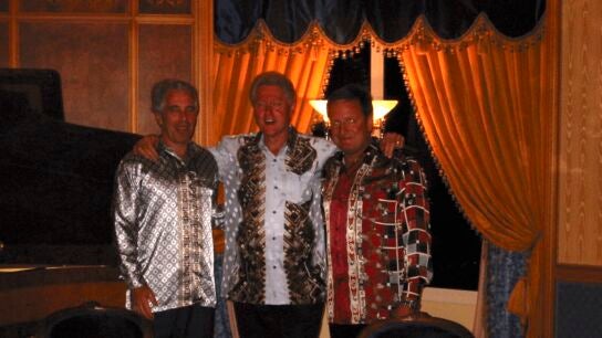 El expresidente estadounidense Bill Clinton, junto a Jeffrey Epstein en una imagen difundida por el Departamento de Justicia de EEUU