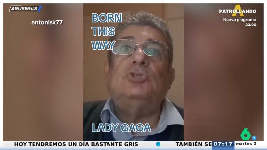 Ni canta ni baila ni sabe ingl&eacute;s, pero no se lo pierdan: as&iacute; es Antonios, el 'cantante' griego a lo Ca&ntilde;ita Brava que arrasa en TikTok