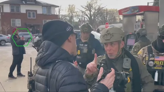 Imagen de un agente del ICE recriminando a un manifestante que grabe sus actuaciones Imagen de un agente del ICE recriminando a un manifestante que grabe sus actuaciones