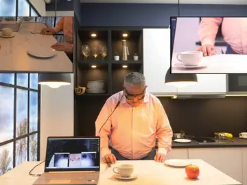 El hombre, con ceguera total causada por un daño irreversible en el nervio óptico, ha recuperado parcialmente la visión natural tras participar en un ensayo clínico de estimulación eléctrica El hombre, con ceguera total causada por un daño irreversible en el nervio óptico, ha recuperado parcialmente la visión natural tras participar en un ensayo clínico de estimulación eléctrica