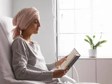 Una mujer con cáncer leyendo un libro Una mujer con cáncer leyendo un libro