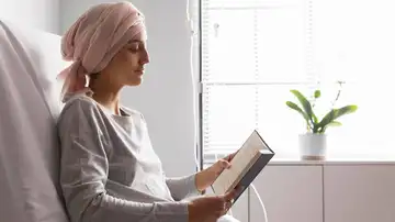 Una mujer con cáncer leyendo un libro Una mujer con cáncer leyendo un libro