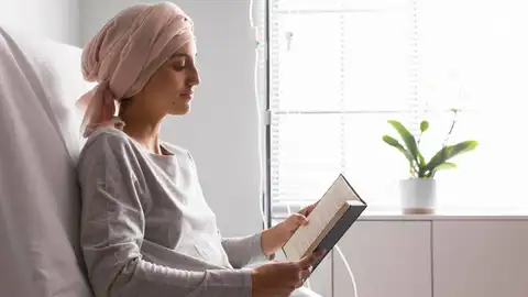Una mujer con cáncer leyendo un libro Una mujer con cáncer leyendo un libro