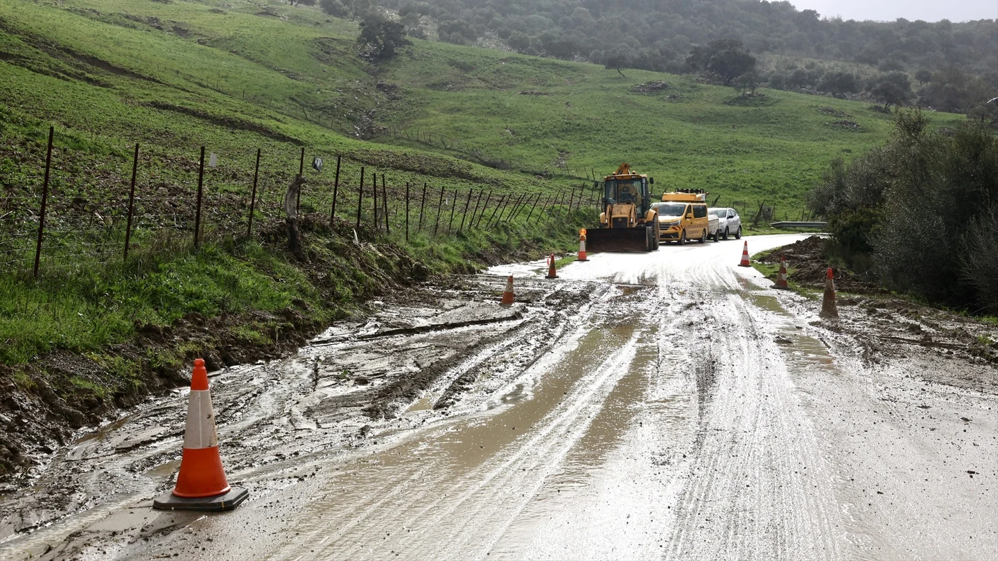 Imagen de archivo de una carretera afectada por la lluvia en Grazalema Imagen de archivo de una carretera afectada por la lluvia en Grazalema