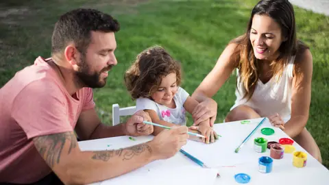 Familia haciendo manualidades Familia haciendo manualidades