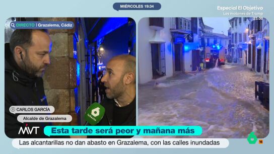 El regidor del municipio se&ntilde;ala que esta ma&ntilde;ana comenzaron a desalojar a los vecinos cuyas casas se encuentran en la zona baja del pueblo. Adem&aacute;s, muchos grazaleme&ntilde;os han tenido que picar muros para facilitar la salida del agua de sus casas. 