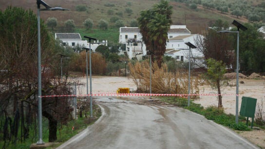 Carretera de acceso a Huerta de la Cueva cortada este mi&eacute;rcoles como consecuencia del paso de la borrasca Leonardo por la provincia de M&aacute;laga. 