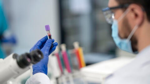 Doctor realizando investigaciones médicas en laboratorio