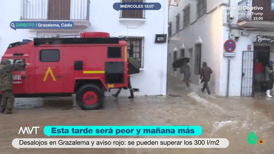 La "situación grotesca" de Grazalema (Cádiz) ante la borrasca Leonardo: "Es un milagro que no haya sucedido nada grave" Desde Grazalema, en Cádiz, uno de los lugares más afectados por la borrasca Leonardo, Juanjo Cuéllar informa sobre la situación "absolutamente descomunal y desconocido" en esta localidad convertida en un río con casas.