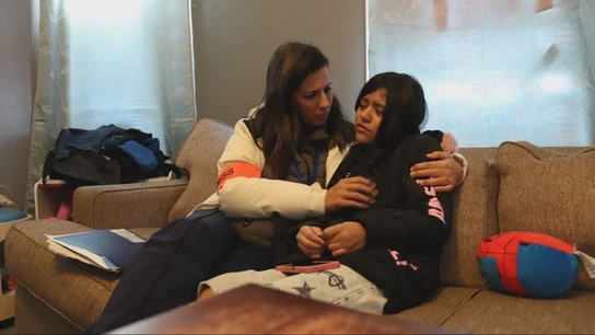 Ana Pastor junto a la pequeña Yoselyn, separada de su madre por el ICE Ana Pastor junto a la pequeña Yoselyn, separada de su madre por el ICE