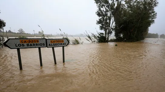 La carretera que conecta Algeciras con Los Barrios, cortada por el desbordamiento del río Palmones La carretera que conecta Algeciras con Los Barrios, cortada por el desbordamiento del río Palmones