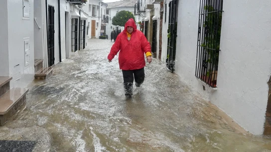 Un vecino de Grazalema (Cádiz) camina por una calle inundada debido a las intensas lluvias Un vecino de Grazalema (Cádiz) camina por una calle inundada debido a las intensas lluvias