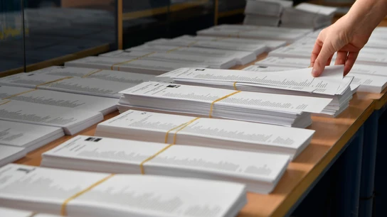 Imagen de archivo de unas papeletas electorales en una jornada de elecciones Imagen de archivo de unas papeletas electorales en una jornada de elecciones