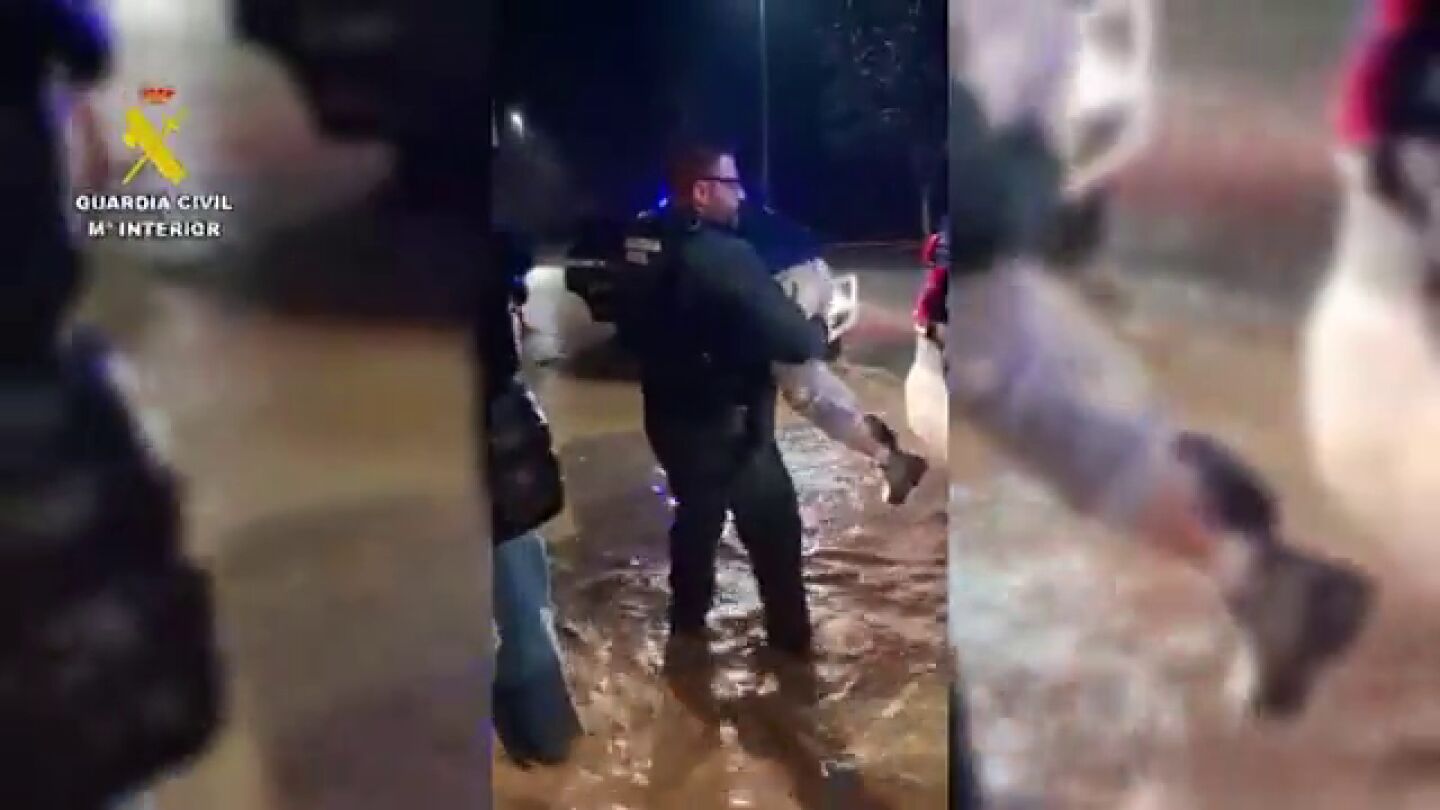 Las imágenes de la Guardia Civil desalojando viviendas en Huétor Tájar (Granada) por el temporal
