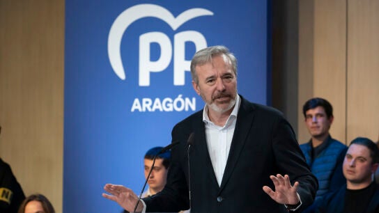 El candidato a la presidencia del Gobierno de Arag&oacute;n, Jorge Azc&oacute;n, interviene durante el acto electoral celebrado en Teruel