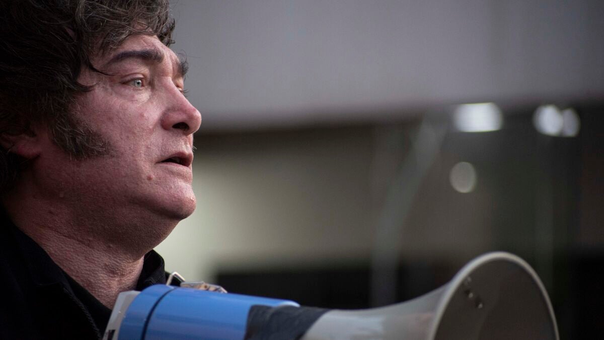 Jornadas de 12 horas, despidos baratos y límites al derecho a huelga: la reforma laboral de Milei que golpea a los argentinos