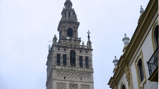 Imagen de la Giralda de Sevilla mostrando la falta de un jarr&oacute;n ornamental de su fachada 