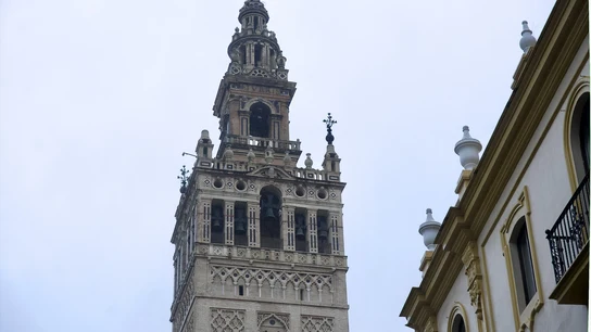 Imagen de la Giralda de Sevilla mostrando la falta de un jarrón ornamental de su fachada Imagen de la Giralda de Sevilla mostrando la falta de un jarrón ornamental de su fachada