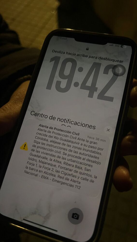 Una persona muestra el mensaje ES-Alert enviado a los ciudadanos de Córdoba