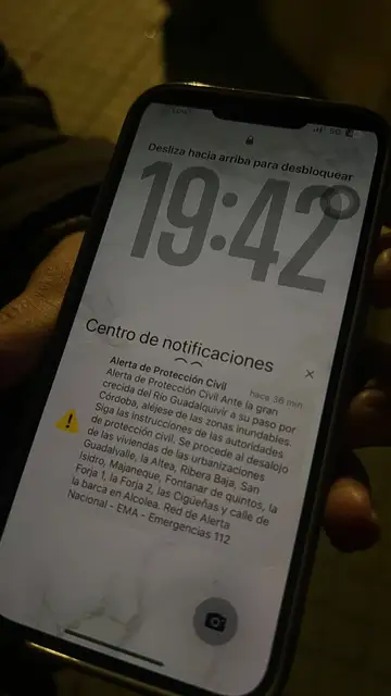 Una persona muestra el mensaje ES-Alert enviado a los ciudadanos de Córdoba Una persona muestra el mensaje ES-Alert enviado a los ciudadanos de Córdoba