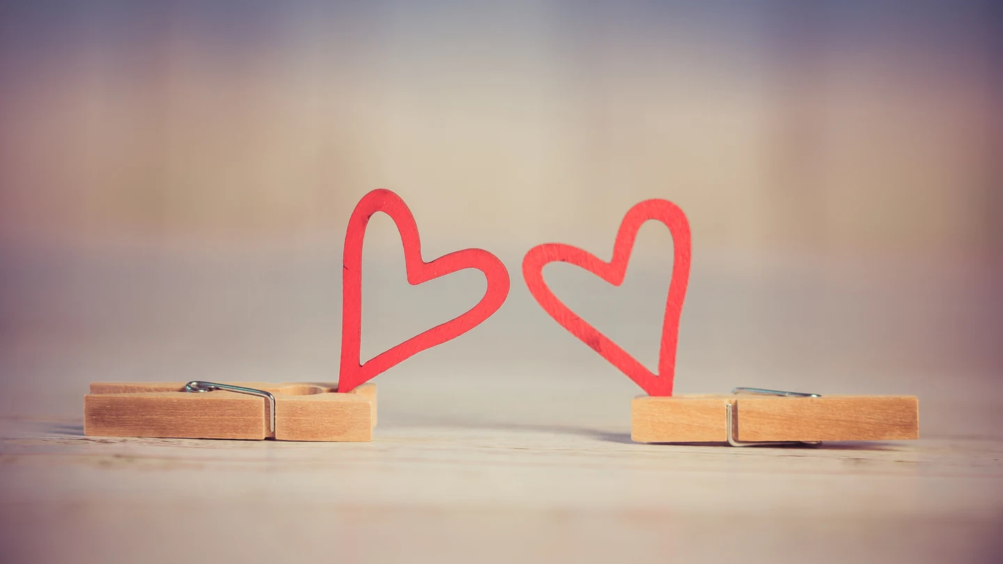 Dos corazones cogidos con pinzas Dos corazones cogidos con pinzas