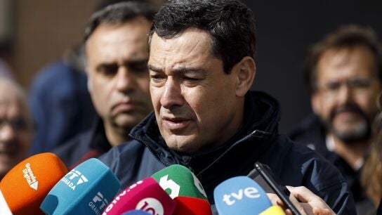 El presidente de la Junta de Andaluc&iacute;a, Juanma Moreno, en uno de los municipios afectados por las borrascas.