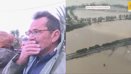 Antonio, un vecino desalojado de El Portal, cuenta entre l&aacute;grimas que su mascota se ha quedado dentro de su vivienda.