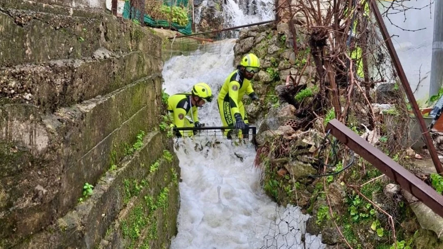 Bomberos colocan mallas para evitar desprendimientos de rocas y ramas en el río en Ubrique (Cádiz). Bomberos colocan mallas para evitar desprendimientos de rocas y ramas en el río en Ubrique (Cádiz).