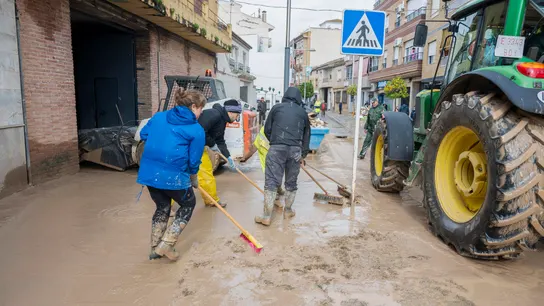 Vecinos achican agua en Huétor Tájar (Granada) Vecinos achican agua en Huétor Tájar (Granada)
