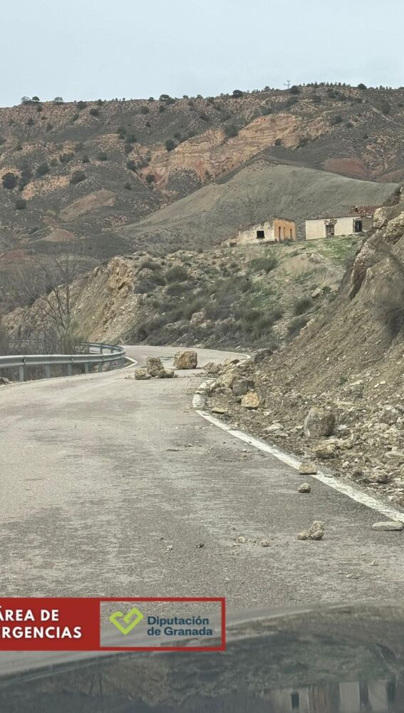 Corte al tráfico de la GR-5103 en Fonelas por desprendimientos de piedras.