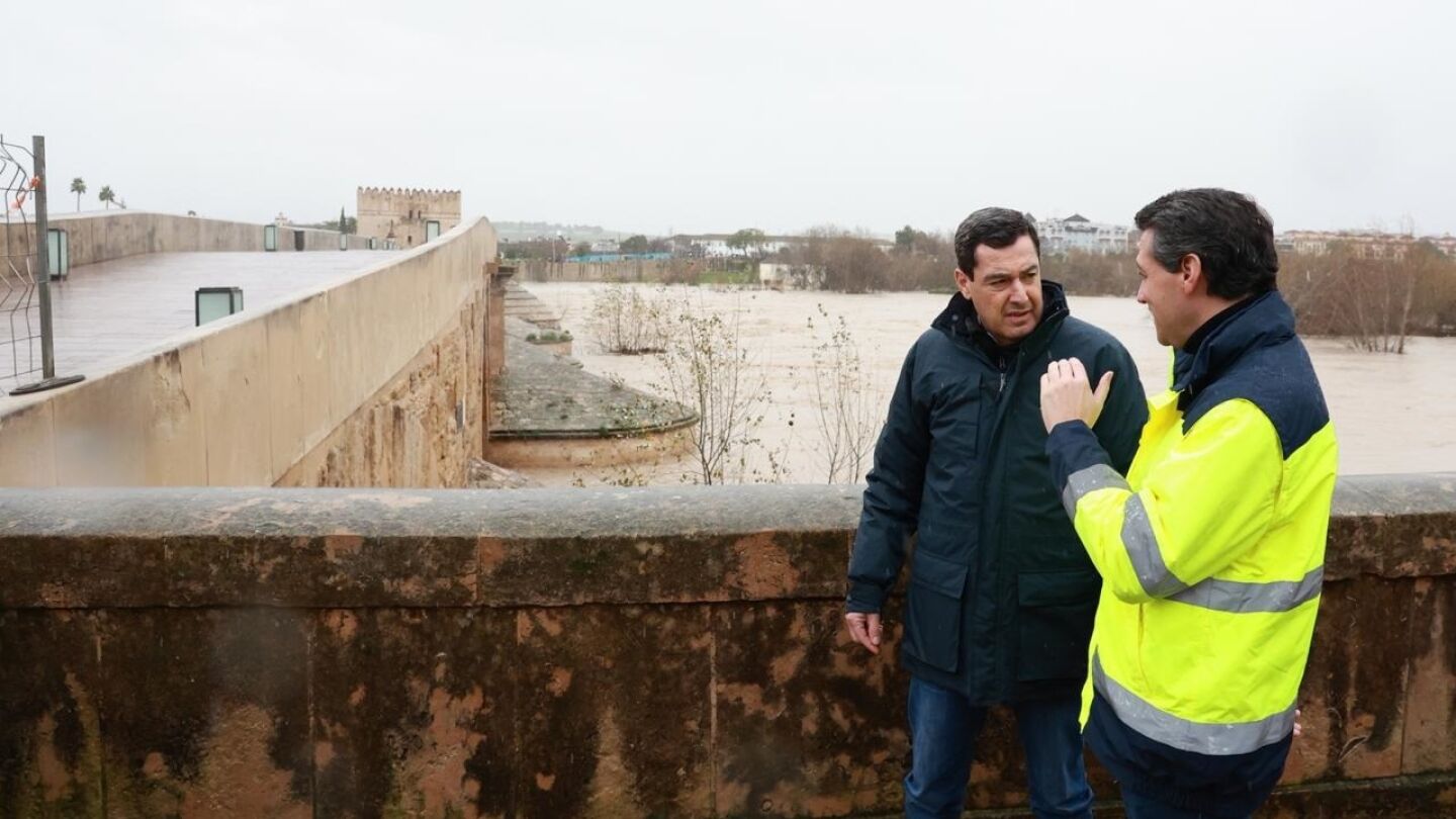 El presidente de la Junta de Andalucía, Juanma Moreno, y el alcalde de Córdoba, José María Bellido.