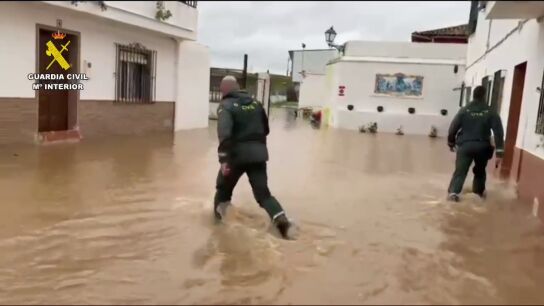 La Guardia Civil desaloja a 50 personas en Lora del R&iacute;o, Sevilla